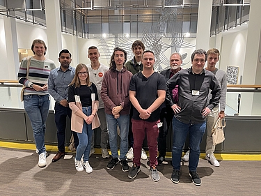 Teilnehmer der Brüsselfahrt stehen zusammen