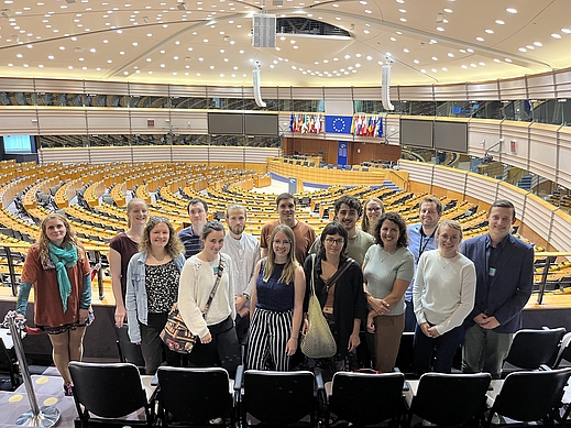 Die etwa 15 JÖ-Mitglieder stehen mit Manuela Ripa auf der Besuchertribüne des Plenarsaals des EU-Parlaments
