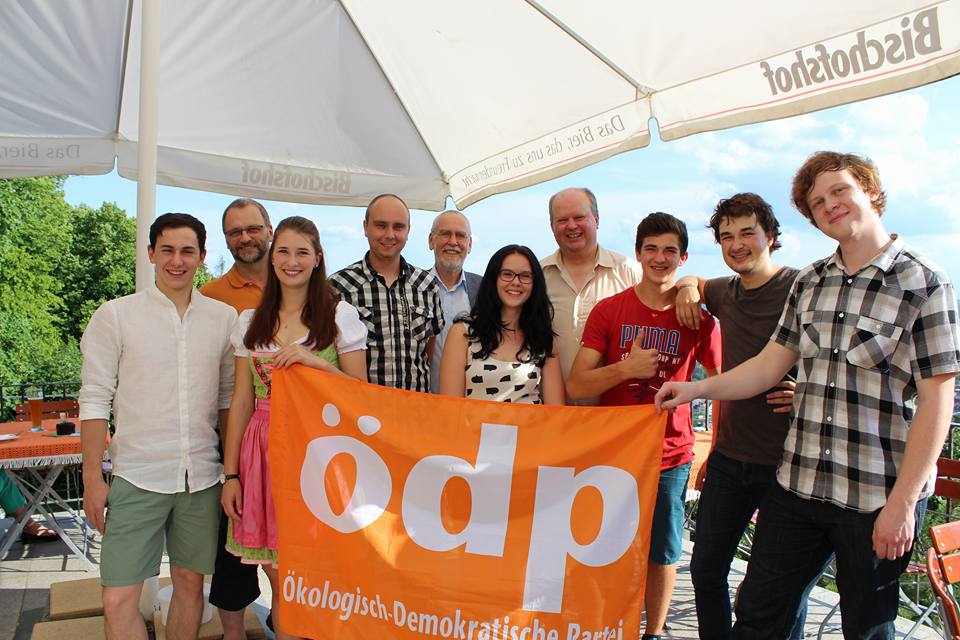 Das Foto zeigt einige junge Ökologen sowie weitere ÖDP-Mitglieder mit einer ÖDP-Fahne